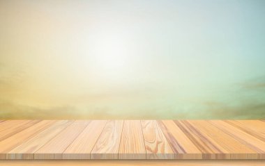 Ahşap teras. Bulanık ve Noel arkaplan kavramı. Ahşap beyaz masa üstü perspektifi ürün görüntüleme montajı için ışık ve dağ bulanık arkaplan görüntüsü ile gökyüzünün doğal önünde.