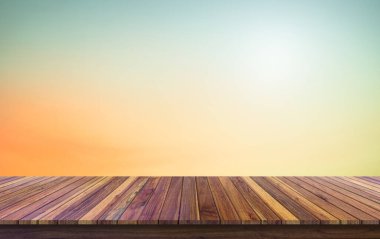 Ahşap teras. Bulanık ve Noel arkaplan kavramı. Ahşap beyaz masa üstü perspektifi ürün görüntüleme montajı için ışık ve dağ bulanık arkaplan görüntüsü ile gökyüzünün doğal önünde.