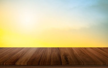 Ahşap teras. Bulanık ve Noel arkaplan kavramı. Ahşap beyaz masa üstü perspektifi ürün görüntüleme montajı için ışık ve dağ bulanık arkaplan görüntüsü ile gökyüzünün doğal önünde.