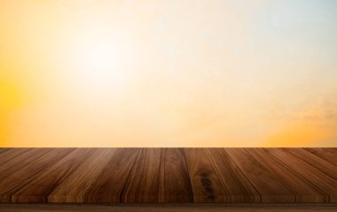 Ahşap teras. Bulanık ve Noel arkaplan kavramı. Ahşap beyaz masa üstü perspektifi ürün görüntüleme montajı için ışık ve dağ bulanık arkaplan görüntüsü ile gökyüzünün doğal önünde.