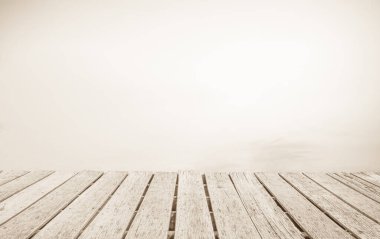 Ahşap teras. Bulanık ve Noel arkaplan kavramı. Ahşap beyaz masa üstü perspektifi ürün görüntüleme montajı için ışık ve dağ bulanık arkaplan görüntüsü ile gökyüzünün doğal önünde.