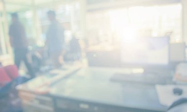 Ofisteki koridorda yürüme manzarası. Ofisteki tablo çalışmalarının soyut iç bulanık modern ofis alanı ya da soyut arkaplan odaklı sığ derinlik.