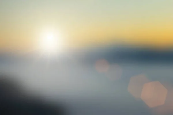Φυσική Ομίχλη Και Βουνά Φως Του Ήλιου Φόντο Θόλωμα Ομιχλώδες — Φωτογραφία Αρχείου
