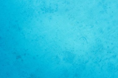 Yaz duvar kâğıdında arka plan için mavi koyu beton doku. Çimento rengi ve tonlu vintage kum duvar. Soyut deniz mavisi koyu renk. Çimento tahıl dokusu tasarım için sulu boya.