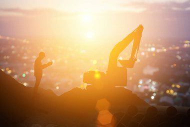 Gün batımında gökyüzü arka planındaki inşaat sahasında siluet kazıcı ve inşaat sahalarında planlar arayan iş mühendisleri ekipleri endüstri başarısı konseptinde gün batımında bulanıklaşacak. İnşaat geçmişini alan işçiler.