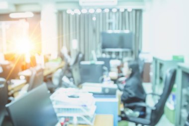 Bokeh geçmişi bulanık insanlar olmadan modern iş bürosu. Masalar, sandalyeler, bilgisayarlar, subay binası. İş ortamında iş bulanıklığı ya da masa başında bilgisayarla çalışma alanı.