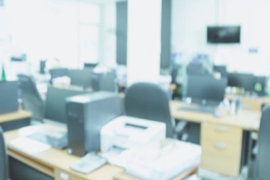 Bokeh geçmişi bulanık insanlar olmadan modern iş bürosu. Masalar, sandalyeler, bilgisayarlar, subay binası. İş ortamında iş bulanıklığı ya da masa başında bilgisayarla çalışma alanı.