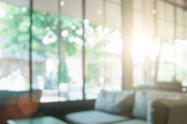 Arka plan için soyut bulanık kahve dükkanı ya da kafe. Bulanık restoran iç afişi. Kafenin geçmişi Bokeh ile bulanık. Bulanık pencereler yeşil bahçe arka planı. 