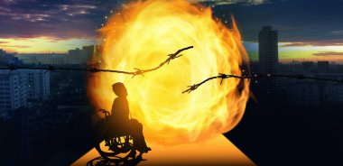 Savaştan etkilenen tekerlekli sandalyedeki insanlar dikenli tellerin savaş bombalarının neden olduğu yangınlarda parçalanmasını izliyorlar. Sokakta yangın dumanı ve toz bulutu olan bir patlama. Harabe şehirde savaş.