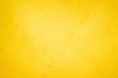 Yaz duvar kağıdındaki arka plan için sarı beton doku. Çimento ve tondan oluşan kum duvar çok az. Açık sarı renkli beton duvar, ev dekorasyonu için çimento dokusu beyaz..