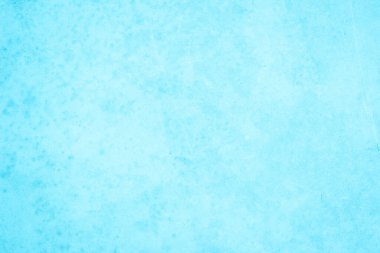 Yaz duvar kâğıdında arka plan için mavi açık beton doku. Çimento rengi ve tonlu vintage kum duvar. Soyut deniz mavisi açık renk. Çimento tahıl dokusu tasarım için sulu boya.