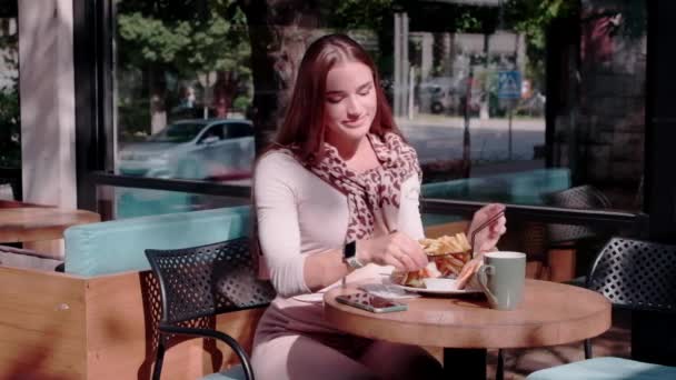 Una Chica Adulta Prueba Pan Frito Con Salsa Tomate Limpia — Vídeo de stock