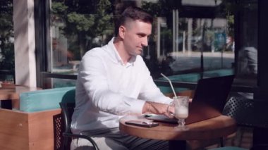 İş adamı telefonla arıyor.