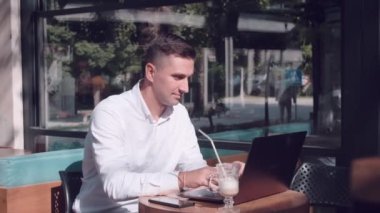 İş adamı telefonda bazı hesaplamalar yapıyor.