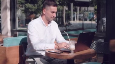 İş adamı yorulur ve görev kararı için bir fikri yoktur.