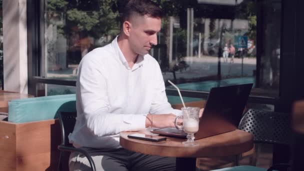 Podnikatel Dostal Nový Nápad Pro Rozhodnutí Úkolu — Stock video