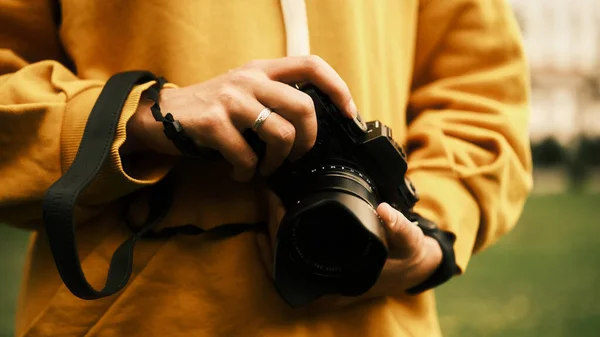 Elinde kamera tutan bir fotoğrafçı.