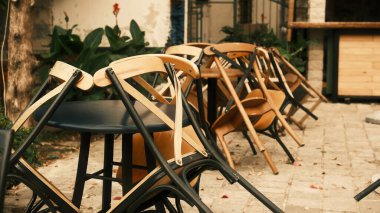 Kapalı yaz kafesindeki masanın etrafında sandalyeler