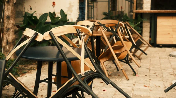 Kapalı yaz kafesindeki masanın etrafında sandalyeler