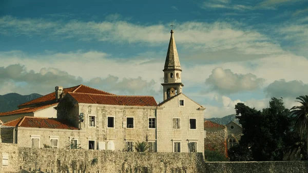 Eski kasabadaki kilise.