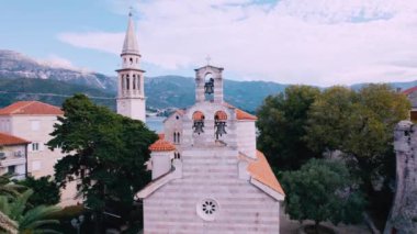 Güçlü rüzgarda üç kilise çanı yaklaşıyor.