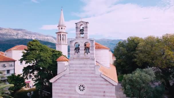 教会の鐘と教会の屋根 — ストック動画
