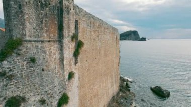 Kamera eski şehrin taş duvarı boyunca hareket eder ve sağa döner, bir panorama yaratır.