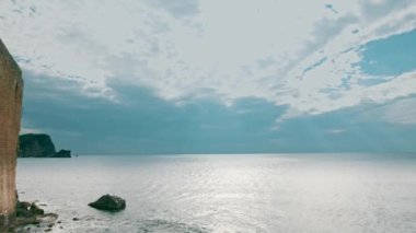 Kamera taş duvarın arkasına geçiyor.