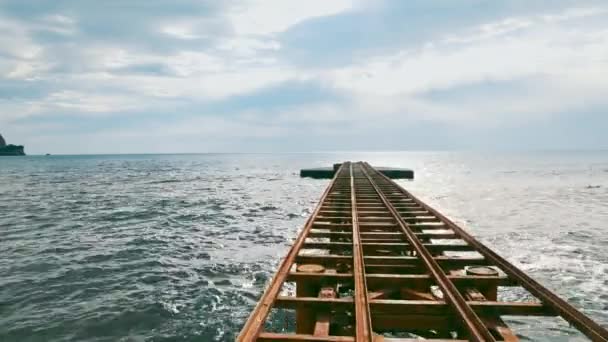 Câmera Avança Longo Estrutura Metálica Praia — Vídeo de Stock