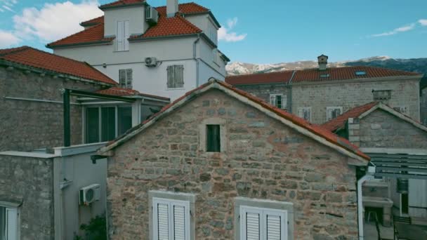 カメラは旧市街の壁に沿って動き 屋根の上を左に曲がります — ストック動画