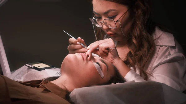 Der Kosmetologe Entfernt Die Schutzschicht Vom Klebstoff — Stockfoto