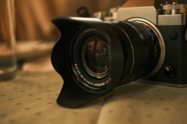 Bir kafede yakın plan bir masada fotoğraf makinesi.