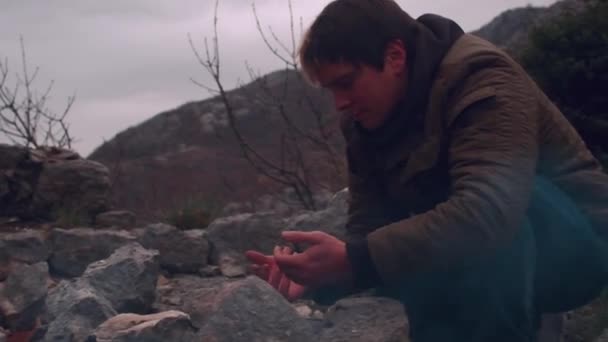 Ein Tourist Den Bergen Wärmt Seine Hände Über Einem Feuer — Stockvideo