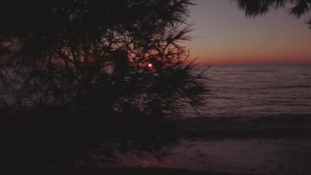 Die Kamera Schwenkt Langsam Nach Links Und Fängt Den Sonnenuntergang — Stockvideo