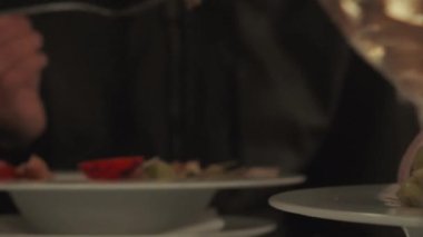 Bir kafede salata yiyip sohbet eden arkadaşlar.