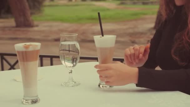 Açık Hava Kafede Kahve Içen Bir Kız — Stok video