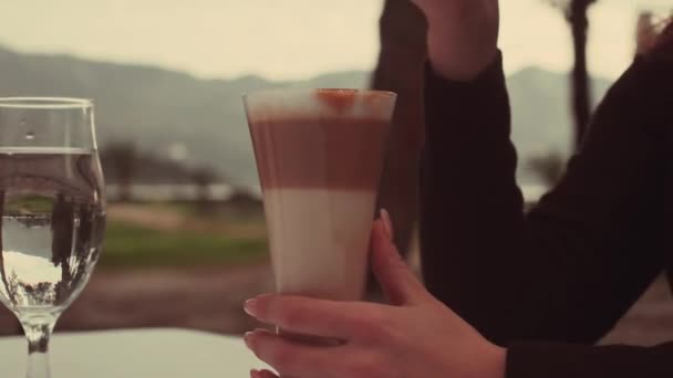 Ein Erwachsenes Mädchen Einem Café Rührt Kaffee Mit Einem Strohhalm — Stockvideo