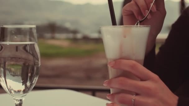 Kafedeki Yetişkin Bir Kız Kaşıkla Kahveden Krema Yer — Stok video