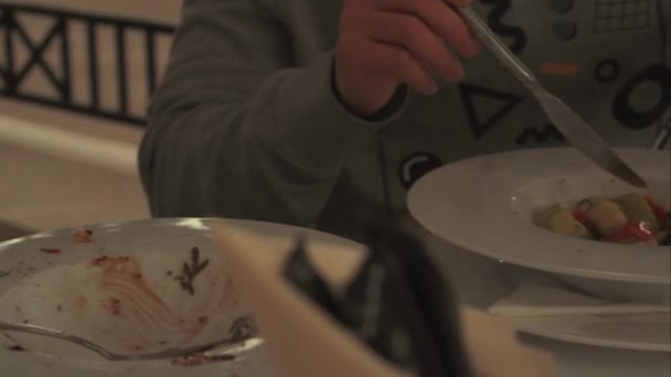 Homme Adulte Dans Café Fini Manger Salade — Video