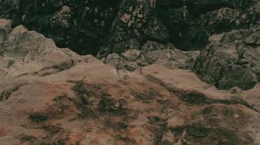 Turist keskin taşların üzerinde yürür