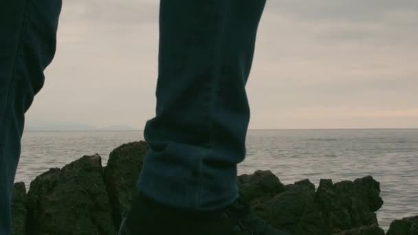 Turista Stojí Kamenném Pobřeží Dívá Moře — Stock video