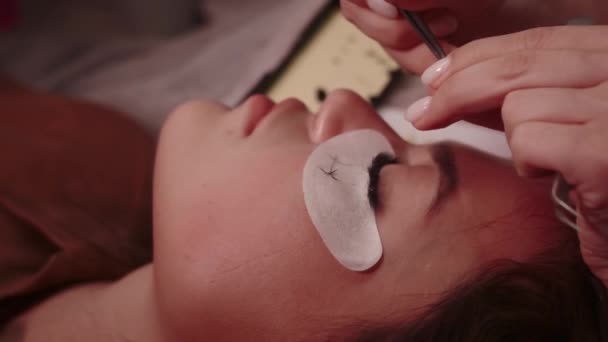 Cosmetologue Redresse Les Cils Avant Coller — Video