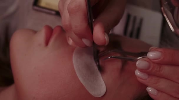 Косметолог Выпрямляет Клееные Ресницы Пинцетом — стоковое видео