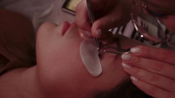 Косметолог Тримає Вії Лівому Столітті Пінцетом — стокове відео