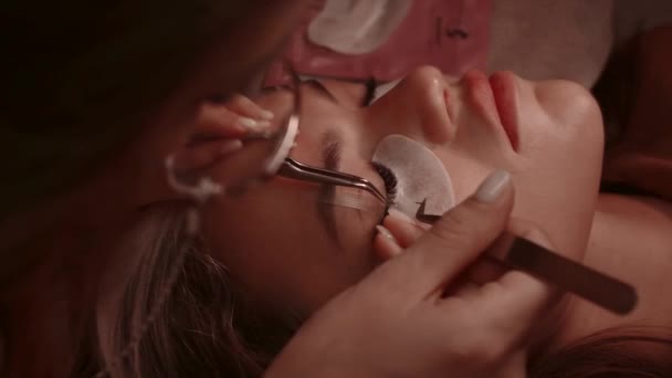 Cosmetologo Incolla Ciglia Sulla Palpebra Destra — Video Stock