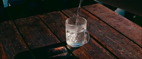 Νερό Από Ποτήρι Χύνεται Πίσω Στον Βραστήρα — Αρχείο Βίντεο