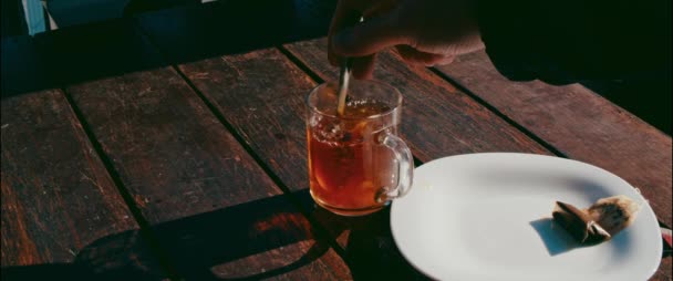 男は小さじ1杯でお茶に砂糖を攪拌 — ストック動画