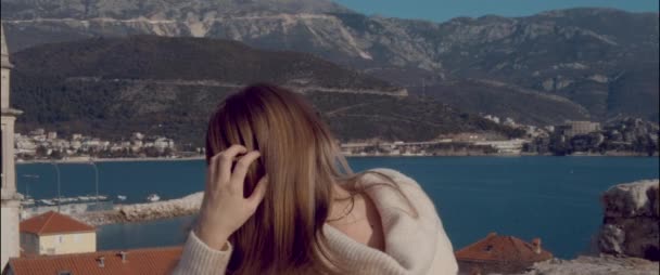 Κορίτσι Στο Παρατηρητήριο Ισιώνει Μαλλιά Της Και Κοιτάζει Τριγύρω — Αρχείο Βίντεο
