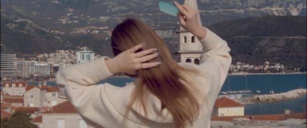Девушка Смотровой Площадке Укладывает Волосы Смотрит Вперед — стоковое видео