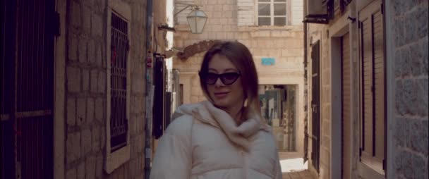 Girl Walks Narrow Street Old City Looks Camera — Stok video